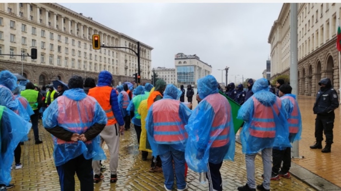 Протест на пътни строители и автоинструктори блокира бул. Цар Освободител в София