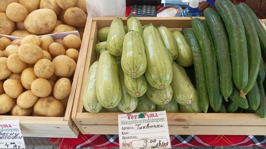 Пресни плодове предлагат на фермерския пазар Иван Вазов