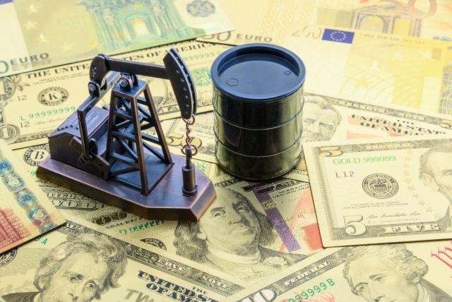 Петролът на ОПЕК се задържа на прага от 100 долара