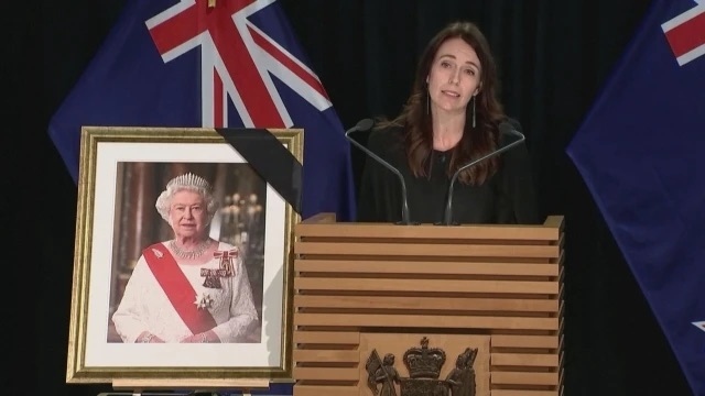 Политически лидери, общественици и граждани отдават почит на Елизабет II