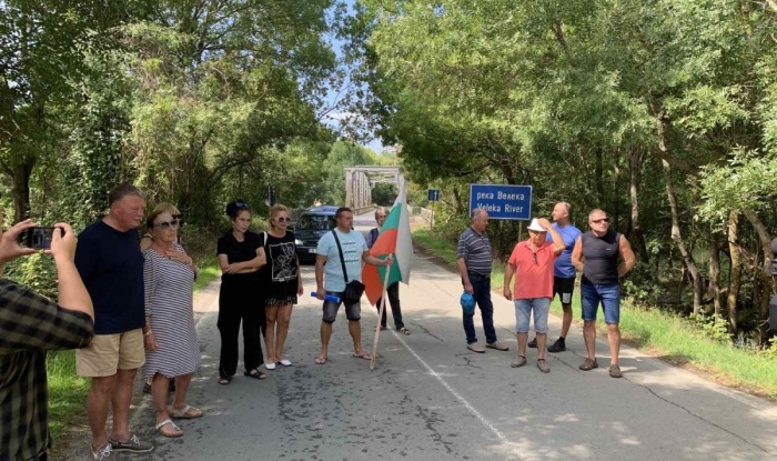 Протестиращите собственици на имоти в Синеморец искат среща с министър Шишков 