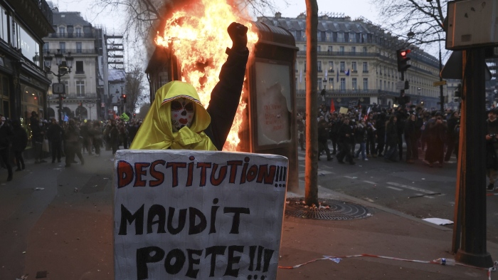 Нов ден на протести във Франция, насилие и разбити витрини по улиците на Париж