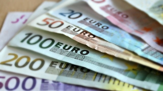 Еврото и паундът продължават да растат