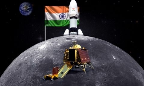 Индийският луноход Чандраян-3 направи първата си разходка по повърхността на Луната 