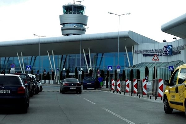 Самолет кацна извънредно на летище София, британец починал на борда 