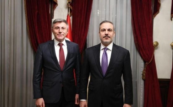 Турският външен министър се срещна с Пеевски и Чакъров, но първо отделно с Карадайъ