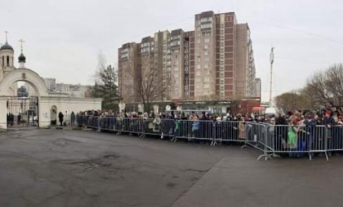 Километрична опашка се изви в Москва за погребението на Алексей Навални