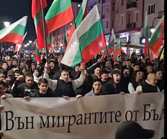 Кой натисна спусъка с \'\'Мигранти вън!\'\'. Българщината марширува с качулки и знамена