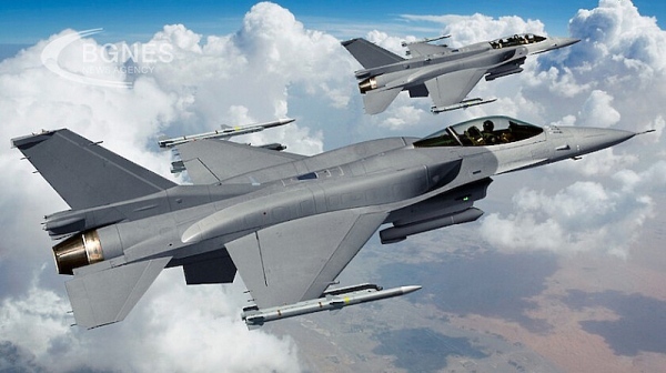Първите ни два изтребителя F-16 пристигат до април 2025 година